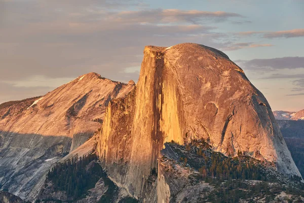Formacja skalna Half Dome w Parku Narodowym Yosemite — Zdjęcie stockowe