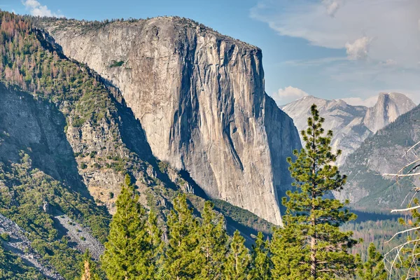Parque Nacional Yosemite Valle paisaje de verano — Foto de Stock