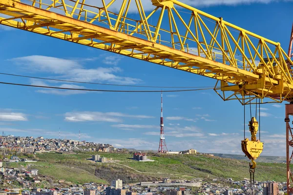 Torre de grúa Jib contra el cielo azul —  Fotos de Stock