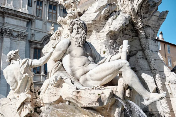 Roma 'daki Navona Meydanında Çeşme