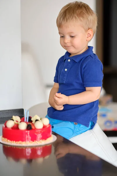 Jongen met cake van de kindverjaardag — Stockfoto