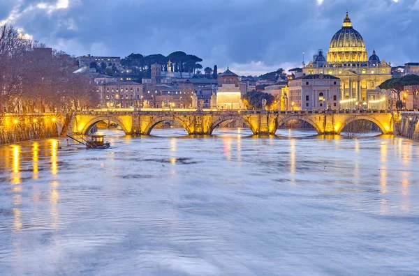 Peterskyrkan och Tiberfloden på kvällen i Rom — Stockfoto