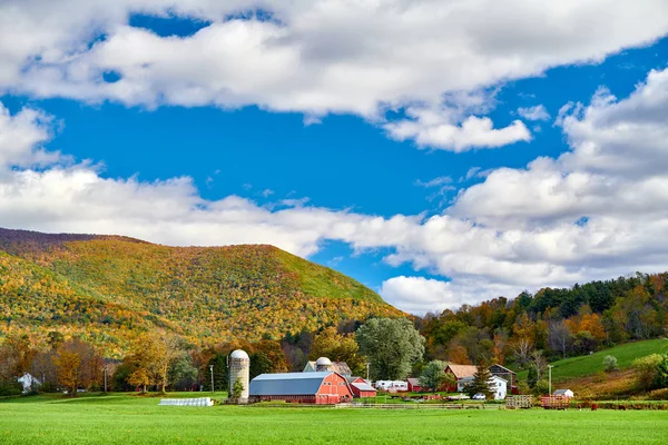 Bauernhof mit roter Scheune und Silos in Vermont — Stockfoto