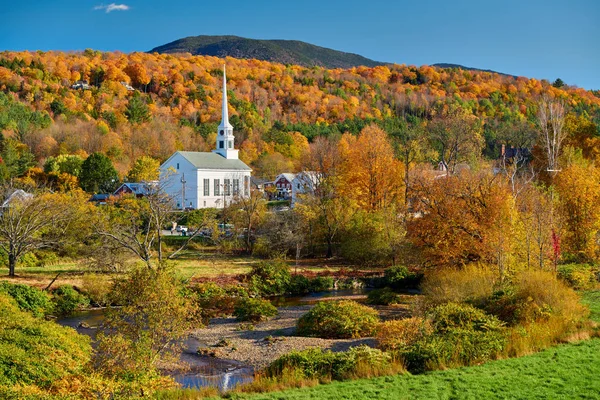 Icónica iglesia de Nueva Inglaterra en la ciudad de Stowe en otoño — Foto de Stock