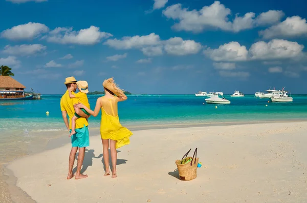 Famiglia con bambino di tre anni sulla spiaggia — Foto Stock