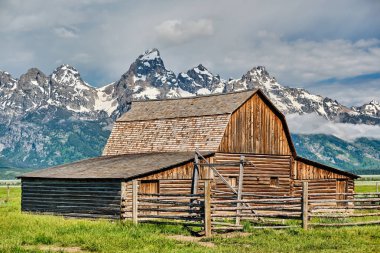 Grand Teton Dağları'nda eski ahır 