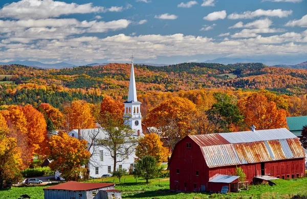 Kościół i gospodarstwo z czerwoną stodołą jesienią — Zdjęcie stockowe