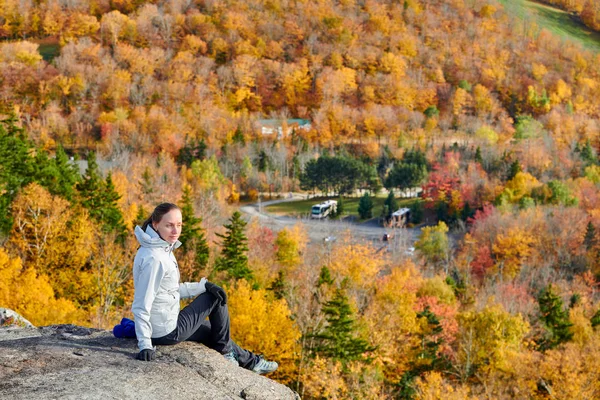 Nő túrázás Artist 's Bluff ősszel — Stock Fotó