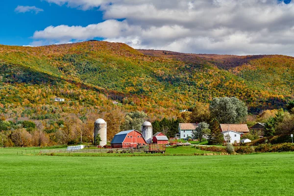 Granja con granero rojo y silos en Vermont — Foto de Stock