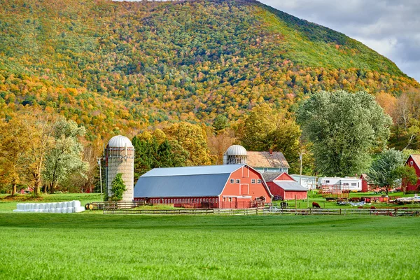 Bauernhof mit roter Scheune und Silos in Vermont — Stockfoto