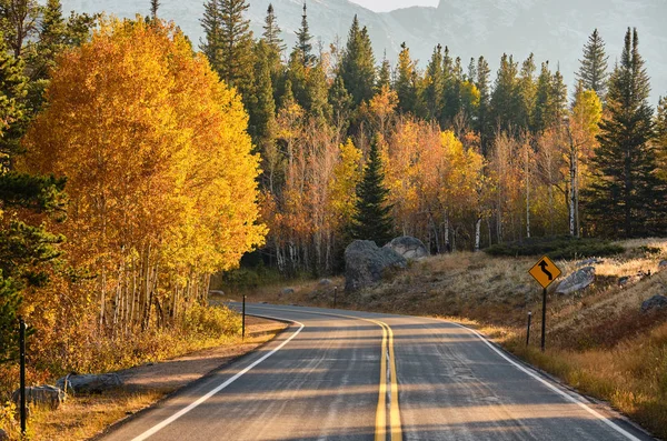 Snelweg in de herfst in Colorado, Verenigde Staten. — Stockfoto