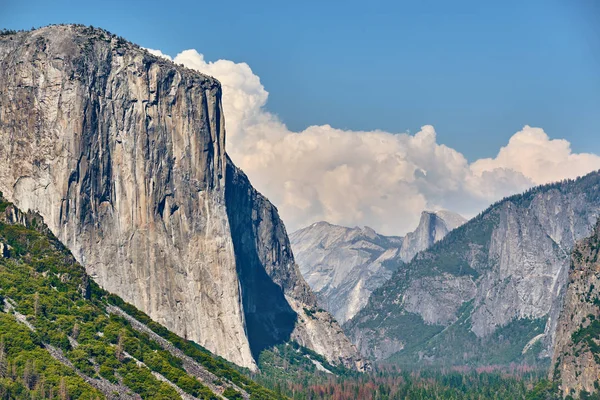 Parque Nacional Yosemite Valle paisaje de verano — Foto de Stock