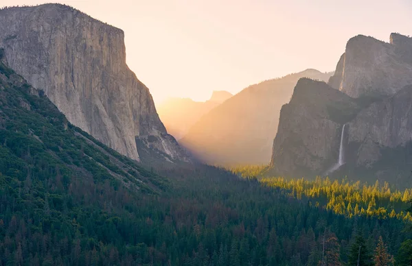 Yosemite National Park Valley bij zonsopgang — Stockfoto