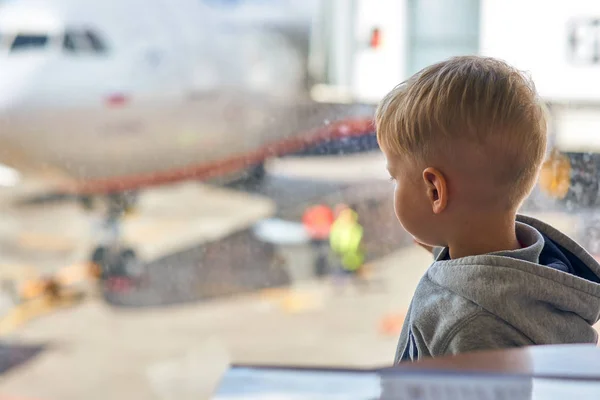 Garçon de deux ans à l'aéroport — Photo