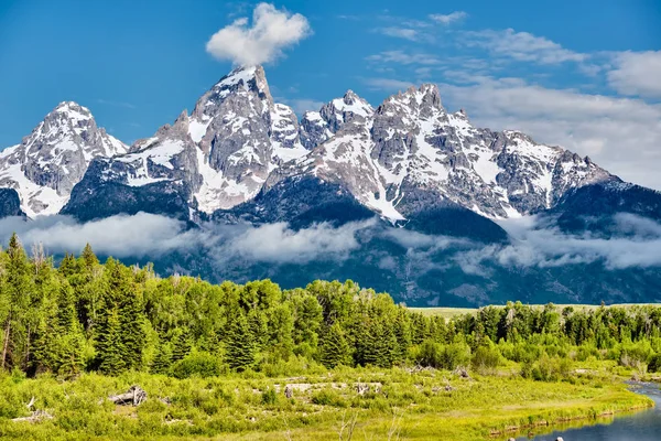 Βουνά Grand Teton με χαμηλά σύννεφα — Φωτογραφία Αρχείου