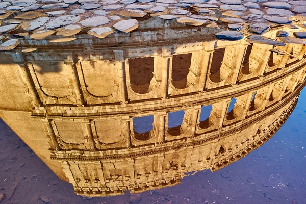 Αντανάκλαση Κολοσσαίου στη Ρώμη, Ιταλία — Φωτογραφία Αρχείου