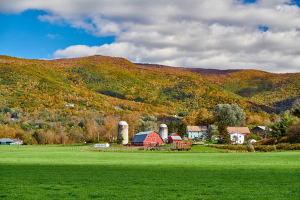 Gospodarstwo z czerwoną stodołą i silosami w Vermont — Zdjęcie stockowe