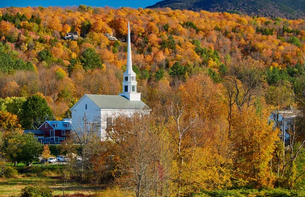 Église emblématique de la Nouvelle-Angleterre à Stowe à l'automne — Photo