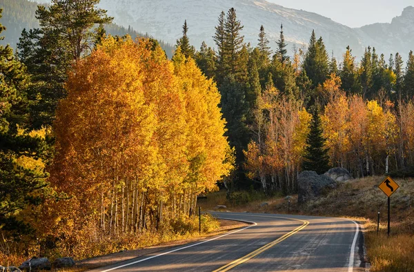 Snelweg in de herfst in Colorado, Verenigde Staten. — Stockfoto