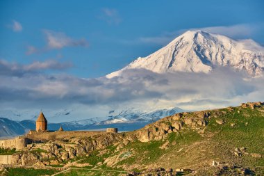 Eski manastır önünde dağ