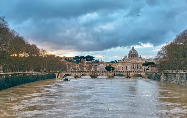 Katedrála sv. Petra a řeka Tiber večer v Římě — Stock fotografie