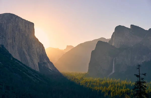 Yosemite National Park Valley ao nascer do sol — Fotografia de Stock