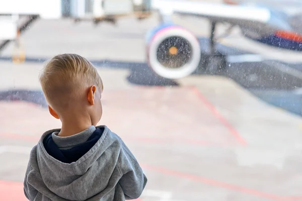 Дворічний хлопчик в аеропорту — стокове фото