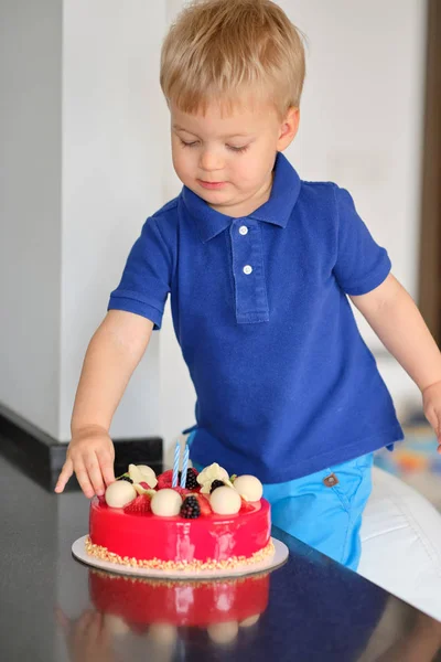 Junge versucht Geburtstagstorte — Stockfoto
