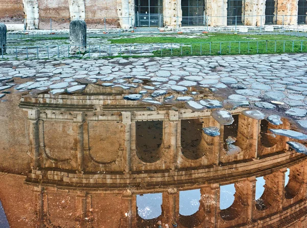 Koloseum odraz v Římě, Itálie — Stock fotografie