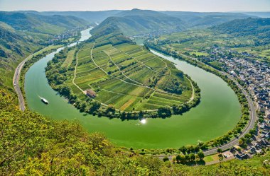 Moselle Nehri kıvrımlı Bremm kasabası, Almanya