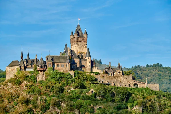 Belo castelo de Reichsburg em uma colina em Cochem, Alemanha — Fotografia de Stock