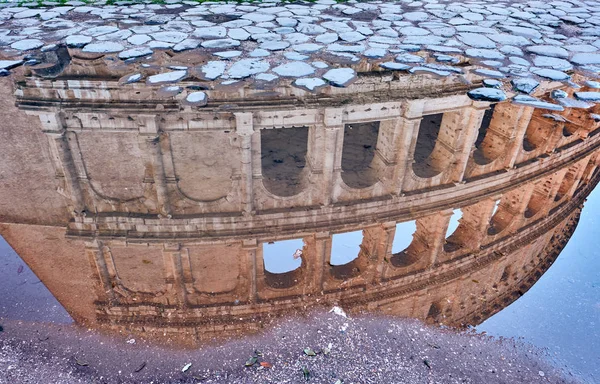 Colosseum reflektion i Rom, Italien — Stockfoto