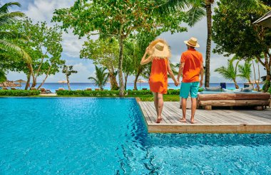 Havuz kenarında genç bir çift. Mahe, Seyşeller 'de tatil havuzu.