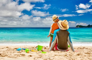 Babasıyla plajda üç yaşında küçük bir çocuk. Seyşeller 'de yaz tatili, Mahe..