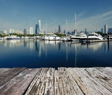 Sabah Chicago silueti önünde marina ve eski ahşap iskele ile