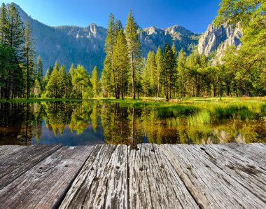 Yosemite Ulusal Parkı 'ndaki Merced Nehri' ne yansıyan Katedral Kayaları. Kaliforniya, ABD.