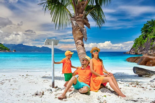 Familia Hermosa Playa Petite Anse Pareja Joven Con Niño Tres —  Fotos de Stock