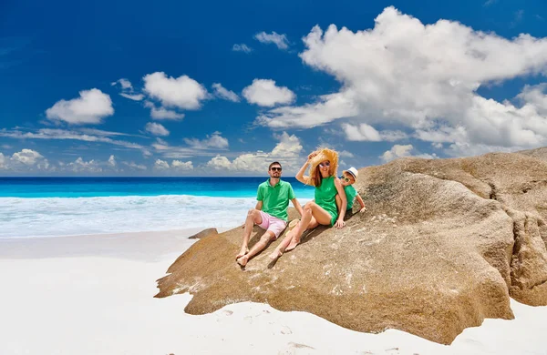 Familia Sentada Roca Hermosa Playa Anse Intendance Pareja Joven Verde — Foto de Stock