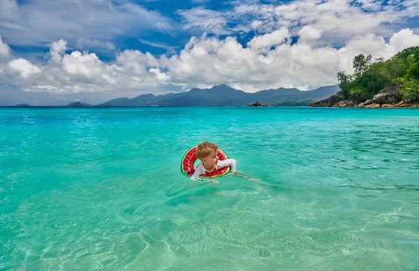 Menino Três Anos Praia Das Seychelles Nadando Com Anel Inflável — Fotografia de Stock