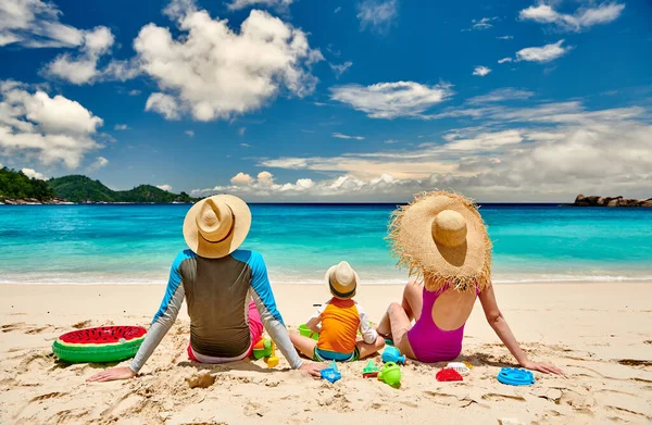 Família Praia Jovem Casal Com Menino Três Anos Férias Verão — Fotografia de Stock