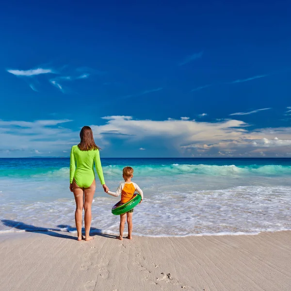 Menino Três Anos Praia Com Mãe Férias Família Verão Seychelles — Fotografia de Stock