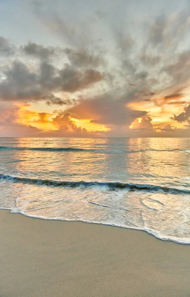 Όμορφο Ηλιοβασίλεμα Στην Παραλία Σεϋχέλλες Μάχε — Φωτογραφία Αρχείου