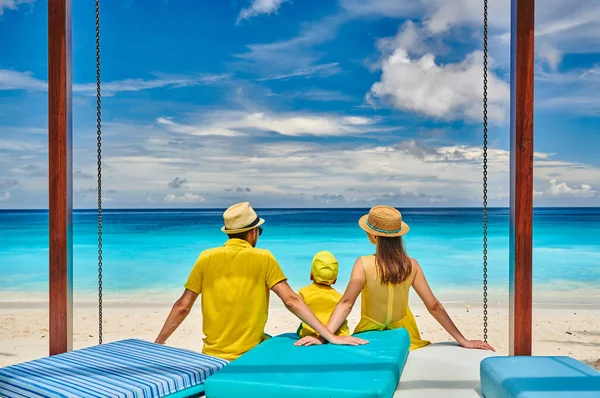 一家人在美丽的小天使湾 年轻夫妇在黄色与3岁的幼儿男孩 在塞舌尔马埃的暑假 — 图库照片