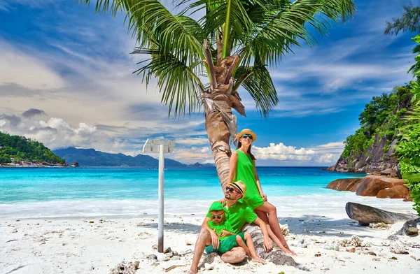 Familia Hermosa Playa Petite Anse Pareja Joven Con Niño Tres —  Fotos de Stock