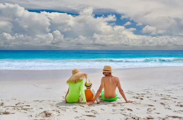 ビーチで家族 3歳の男の子と若いカップル セーシェルでの夏休み — ストック写真