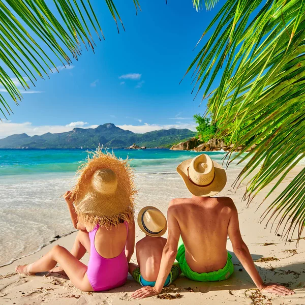 Palmiye Ağacıyla Güzel Anse Soleil Plajında Bir Aile Yaşında Bir — Stok fotoğraf