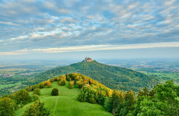 Замок Хиллтоп Гогенцоллерн на вершине горы в Швабских Альпах, Баден-Вюртемберг, Германия

