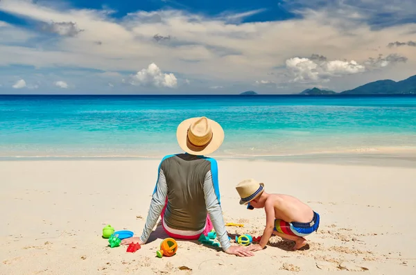 Niño Tres Años Playa Con Padre Vacaciones Familiares Verano Seychelles —  Fotos de Stock