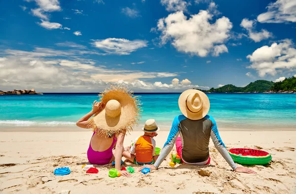 Сім Пляжі Молода Пара Трирічним Хлопчиком Літня Відпустка Сейшельських Островах — стокове фото