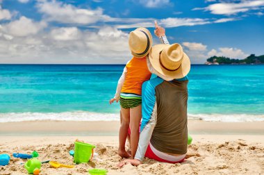 Babasıyla plajda üç yaşında küçük bir çocuk. Seyşeller 'de yaz tatili, Mahe..